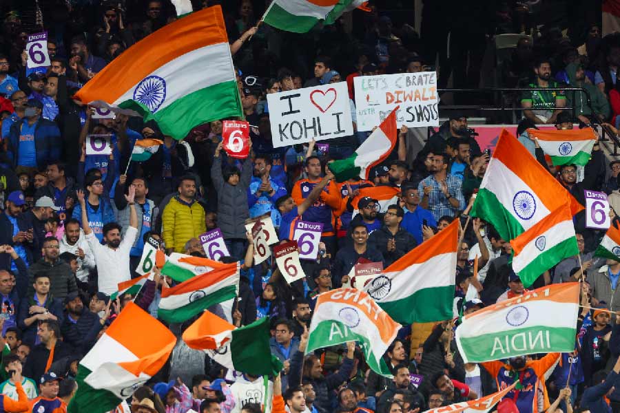 এক সময় ৩৩ বলে ভারতের দরকার ৬৬। ম্যাচ যাকে বলে জমে গিয়েছে। বাউন্ডারি মারলেন হার্দিক।