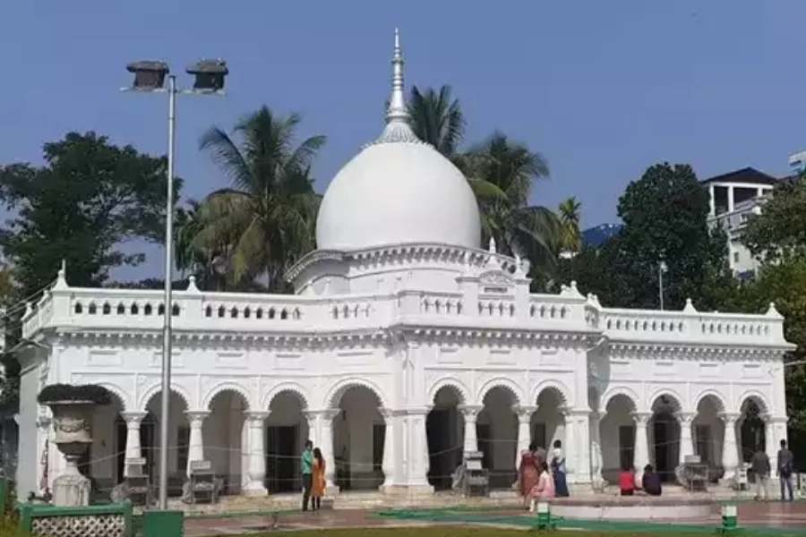 এই পুজো ঘিরে রয়েছে বহু ইতিহাস; বহু সম্ভ্রমের গল্প। এলাকাবাসীর মতে, ‘দেবী মা এতটাই জাগ্রত যে মায়ের কাছে কোনও কিছু নিষ্ঠা ভরে চাইলে মা কখনও কাউকে খালি হাতে ফেরান না।’ 