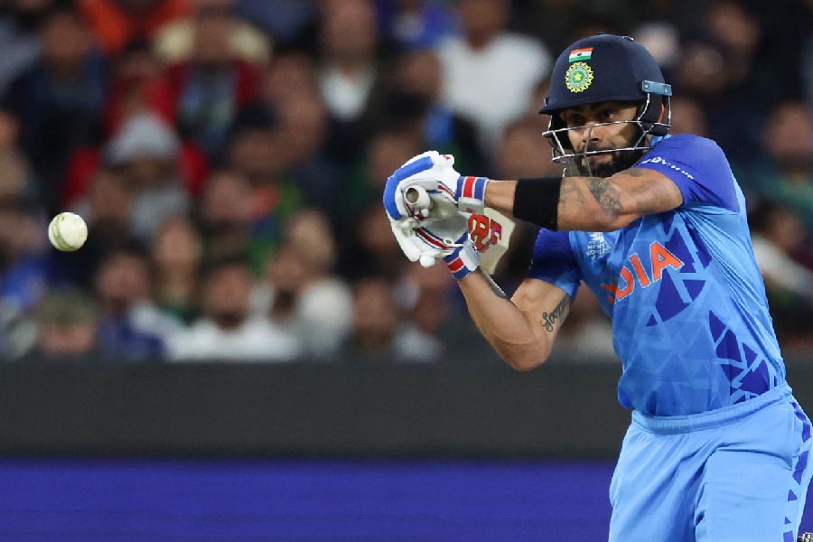 দলের ৭০ রানের পর থেকে মারমুখী মেজাজে ধরা দিলেন কোহলি। কখনও শাহিন আফ্রিদিকে বাউন্ডারি মারছেন, কখনও শাদাবের বল ড্রাইভ করে মাঠের বাইরে পাঠাচ্ছেন।