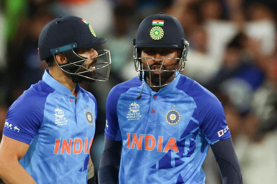 তবে হারতে হারতে জয়ে ফেরায় এবং ফেরেন যাঁরা তারাই তো ‘বাজিগর’। নিজের খেলা শুরু করলেন হার্দিক। কোহলির সঙ্গে আলোচনা করে ঠিক করে নিয়েছেন এ বার আক্রমণে নামতে হবে। শুরুটা করলেন হার্দিক। স্কোরবোর্ডে তখন ভারত ৫০ পেরিয়েছে। হার্দিকের ব্যক্তিগত সংগ্রহ ১৫ বলে ১৩ রান। যা একেবারেই হার্দিক-সুলভ নয়।