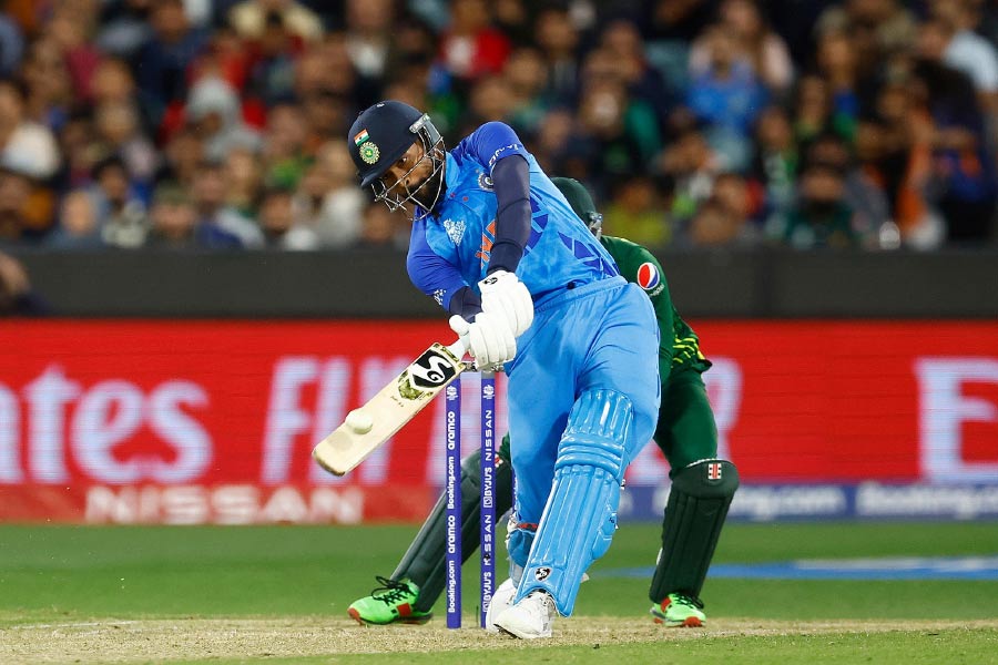 অন্য প্রান্তে দাঁড়ানো ‘পিঞ্চ হিটার’ হার্দিক পাণ্ড্য মাঝেমাঝে হাত খুলে তখন স্কোরবোর্ড সচল রাখার কাজ করে যাচ্ছেন। কিন্তু ওভারপ্রতি রানরেট তখন ক্রমশ বাড়ছে। এক সময় ১৬০ রানের লক্ষ্যমাত্রাকে মনে হচ্ছে বিশাল এবং কখনও তার ধারেকাছে যাওয়া অসম্ভব। এক সময় রানরেট ছিল ৪.৫। স্কোরবোর্ড বলছে দরকার ওভারপ্রতি ১১.৫ রান। 