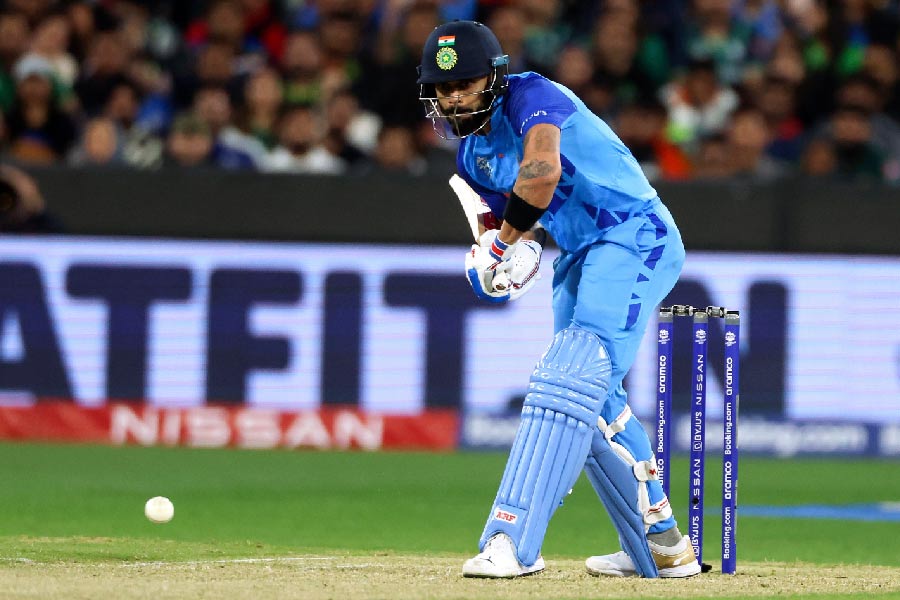 বোঝাবুঝির ভুলে রান আউট অক্ষর পটেল! স্তব্ধ ভারতীয় ক্রিকেট অনুরাগীরা। ৩১ রানের মধ্যে ৪ উইকেট হারিয়ে ফেলা টিম ইন্ডিয়া তখন ধুঁকছে। ক্রিজে কোহলি এবং হার্দিক। ওই আশায় ভর করে তাকিয়ে ছিলেন ভারতীয় সমর্থকেরা। কিছু দিন যাবৎ সে ভাবে ফর্মে না থাকা কোহলি এই ম্যাচে প্রথম থেকেই ছন্দে ছিলেন। কিন্তু দলের সে সময় দরকার উইকেট বাঁচিয়ে রাখা। তাই সামলে খেলছিলেন কোহলি।