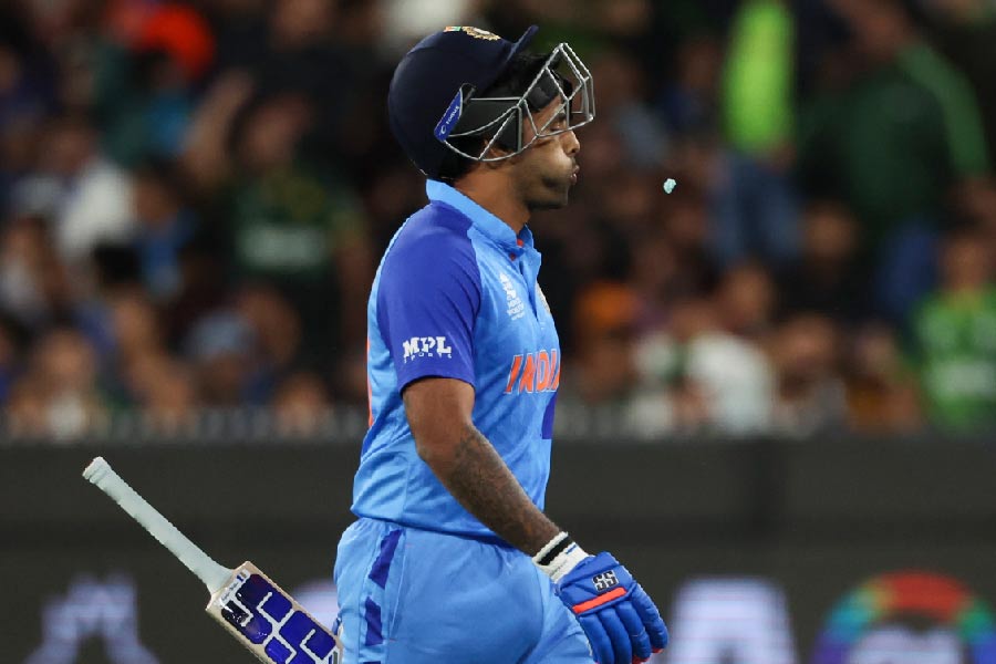 ভাল শুরু করেও ঝুঁকির শট খেলতে গিয়ে পাক উইকেটরক্ষক রিজ়ওয়ানের তালুবন্দি হন সূর্যকুমার যাদব। ভারতের আরও এক ঝটকা। চালকের আসনে এ বার পাকিস্তান। স্কোরবোর্ডে ভারত: ২৬ রান, ৩ উইকেট।