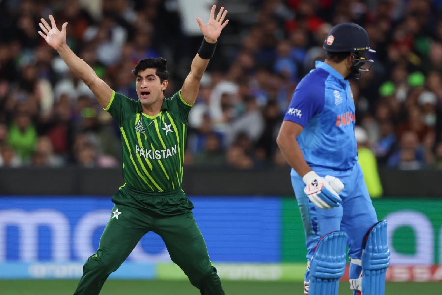 বাবরকে জলদি সাজঘরে ফিরিয়ে প্রথমার্ধে পাকিস্তানের উপর চাপ সৃষ্টি করেছিল টিম-রোহিত। সাত তাড়াতাড়ি কেএল রাহুল বোল্ড করে পাকিস্তানকে স্বস্তি এনে দেন নাসিম শাহ। তার একটু বাদে রোহিত শর্মাকে ক্যাচ আউট করেন হ্যারিস রউফ। দুই ওপেনার সাজঘরে ফিরেছেন প্রথমার্ধেই। দুই ওপেনারেরই ব্যক্তিগত সংগ্রহ ৪ রান।