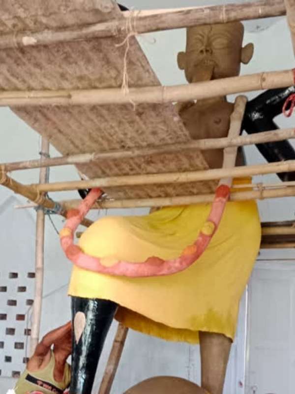 কোচবিহার রাজপরিবারের হাতেই শুরু হয়েছিল এই পুজো। রাজ পরিবারের ইষ্টদেবতা মদনমোহনের পাশেই কাঠামিয়া মন্দিরে ‘বড় তারা’র পুজো হয়ে আসছে। বর্তমানে এই পুজো দেখভালের দায়িত্বে রয়েছে কোচবিহার দেবত্র ট্রাস্ট বোর্ড।