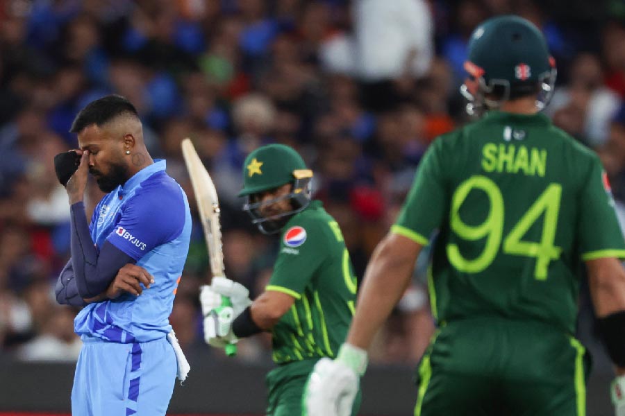 তাড়াতাড়ি দুই ওপেনারকে খুইয়েও ছন্দে ফিরেছিল পাকিস্তান। শান মাসুদ এবং ইফতিকার আহমেদ জমে গিয়েছিলেন ক্রিজে। সেখানে ৩৪ বলে ৫১ করা ইফতিকারকে আউট করে ভারতকে ম্যাচে ফেরান শামি। শেষ পর্যন্ত ১৫৯ রানে থামে পাকিস্তানের ব্যাটিং।