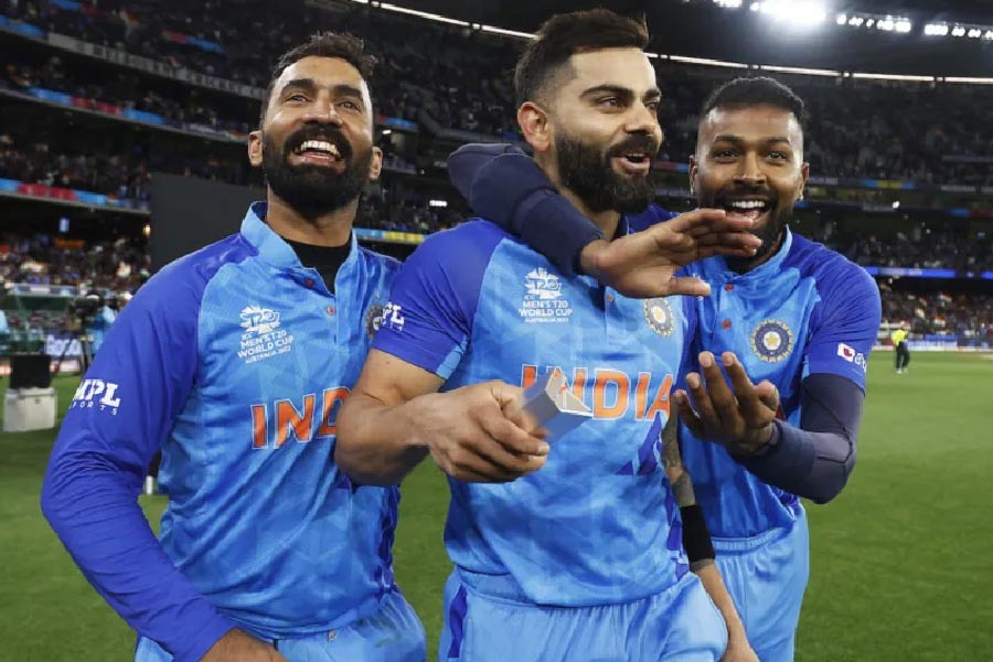 টি২০ বিশ্বকাপে মোট সাত বার মুখোমুখি হয়েছে চির প্রতিদ্বন্দ্বী ভারত-পাকিস্তান। তার মধ্যে মহারণে ছ’বার ভারত জিতেছে। এক বার পাকিস্তান। তবে মেলবোর্নের মতো হাড্ডাহাড্ডি লড়াই ২০০৭ সালের সুপার ওভারে হওয়া ম্যাচেও সম্ভবত দেখা যায়নি। এমন উত্তেজনা, ওভারে ওভারে ম্যাচের রং বদলানো— এমন রোমাঞ্চই তো চায় দর্শক। রবিবারের ম্যাচের মোড় ঘোরানো মুহূর্তগুলো কেমন ছিল?