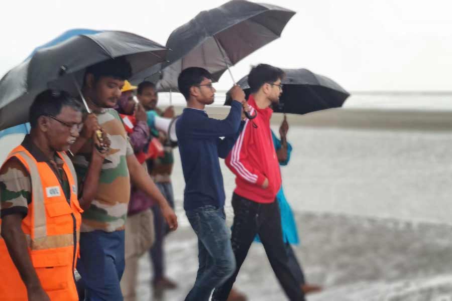 উপকূলে সজাগ রয়েছে প্রশাসন।