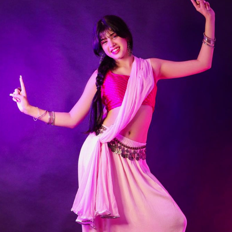 বলিপাড়ার নায়ক থেকে গায়ক প্রায় সকলের সঙ্গেই ছবি এবং ভিডিয়োতে দেখা যাচ্ছে রিভাকে।