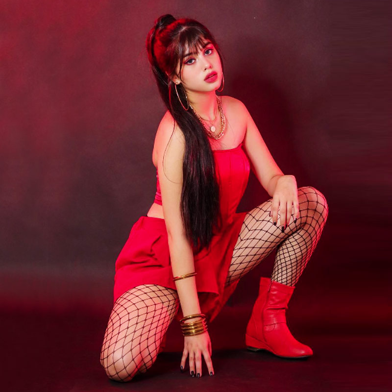 রিভা এক জন ইনস্টাগ্রাম ইনফ্লুয়েন্সার। নিজের অ্যাকাউন্টে সাহসী পোশাক পরে ছবি পোস্ট করে সে।