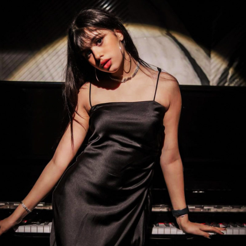 শুধু কর্ণই নন, গায়ক মিকা সিংহের সঙ্গে একটি মিউজিক ভিডিয়োতেও দেখা গিয়েছে রিভাকে।