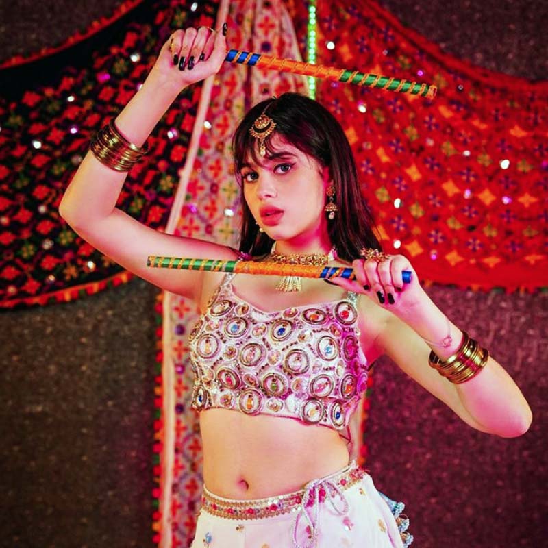 আর এই নিয়েই শুরু হয়েছে বিতর্ক। নেটিজেনরাও ক্ষোভে ফেটে পড়েছেন। ১২ বছর বয়সে যে ধরনের পোশাক পরছে রিভা, তা নিয়ে আপত্তি জানাচ্ছে অনেকেই।