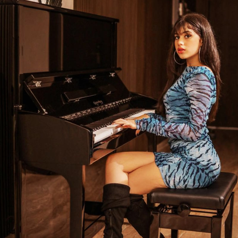 এমনকি ছবি তোলার সময় রিভা যে ভঙ্গিতে পোজ় দিচ্ছে, তা নিয়েও কুমন্তব্যের শিকার হচ্ছে সে।