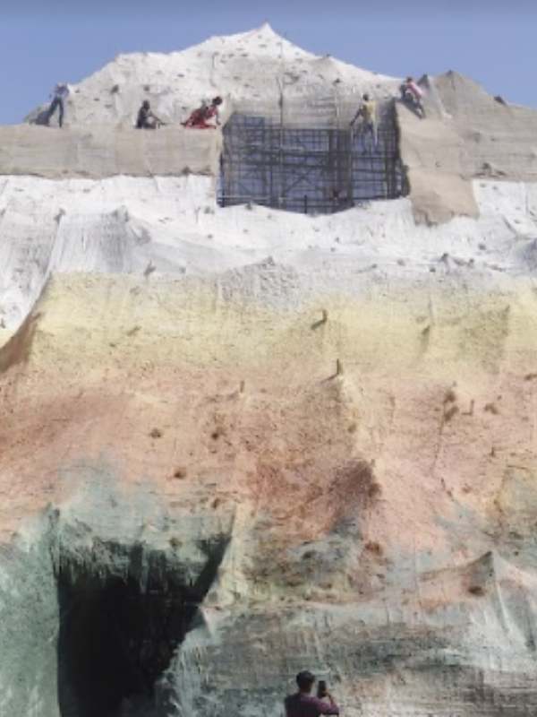 বারাসত সন্ধানী ক্লাব:  পুজো কমিটির পক্ষ থেকে এখনই বিশদে কিছু জানানো হয় নি। তবে বিশেষ আকর্ষণ হল এ বার প্রতিমা নিয়ে আসা হচ্ছে লিফটে করে। অন্য এক বিশেষ চমকও অপেক্ষা করছে এই পুজোকে ঘিরে, এমনটাই মত অনেকের।   