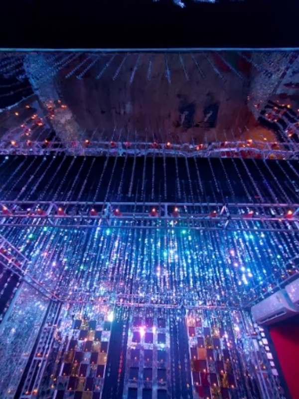 বারাসত নোয়াপাড়া সংহতি ক্লাব: মণ্ডপ জুড়ে আয়না! এই বছর কালীপুজোয় দর্পণের প্রতিবিম্বের হরেক খেলা তুলে ধরবে এই ক্লাব।