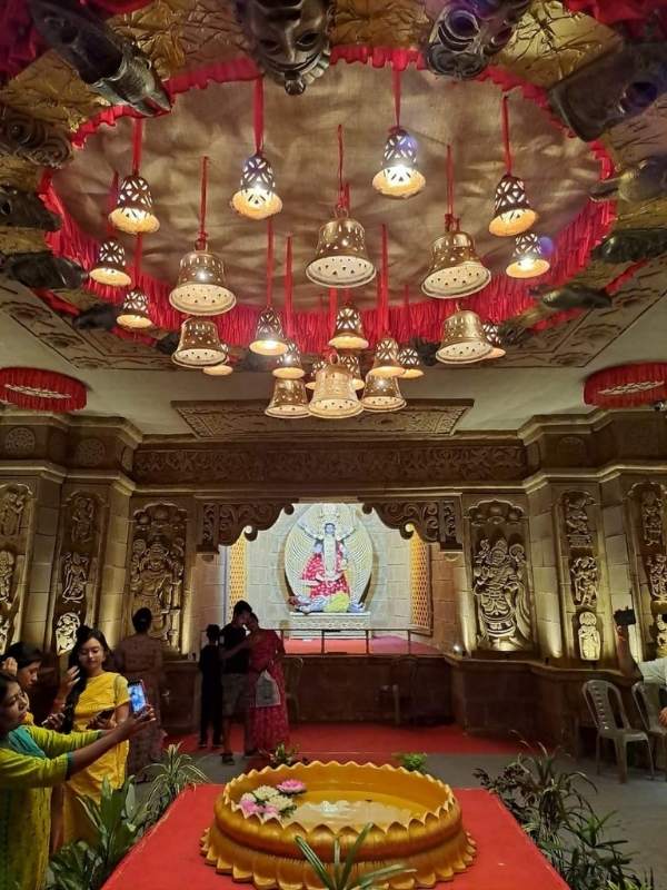 বারাসত মৎস্য আড়ত কল্যাণ সমিতি: পাহাড়ের ভিতরে মুক্তোর প্রতিমা! এই বছর এই থিমেই সেজে উঠছে মণ্ডপ। দর্শনার্থীরা বেশ আগ্রহী এই ক্লাবের পুজো নিয়ে। 