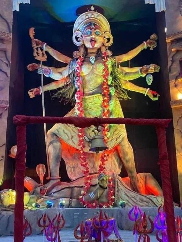 বারাসতের আগুয়ান সংঘ: সুবর্ণ জয়ন্তী বর্ষে পদার্পণ এই বছর। তাই সব থেকে বড় কালী মূর্তির পরিকল্পনা রয়েছে। ক্লাব সূত্রের খবর, প্রতিমাই এ বার তাদের বিশেষ আকর্ষণ। প্রায় ৫০ ফুটেরও বেশি উচ্চতা হতে পারে প্রতিমার।      