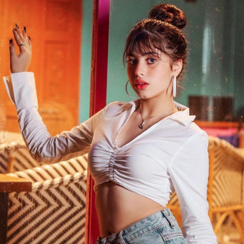 যে তারকাদের সঙ্গে রিভা কাজ করছে, তাদের সঙ্গে তার বয়সের ব্যবধান অনেকটাই বেশি। বয়সের ফারাক এত বেশি হওয়ার পরেও রিভা সকলের সঙ্গে এত ঘনিষ্ঠ হয়ে শুট করছে তা নিয়ে আপত্তি জানান অনেকেই।