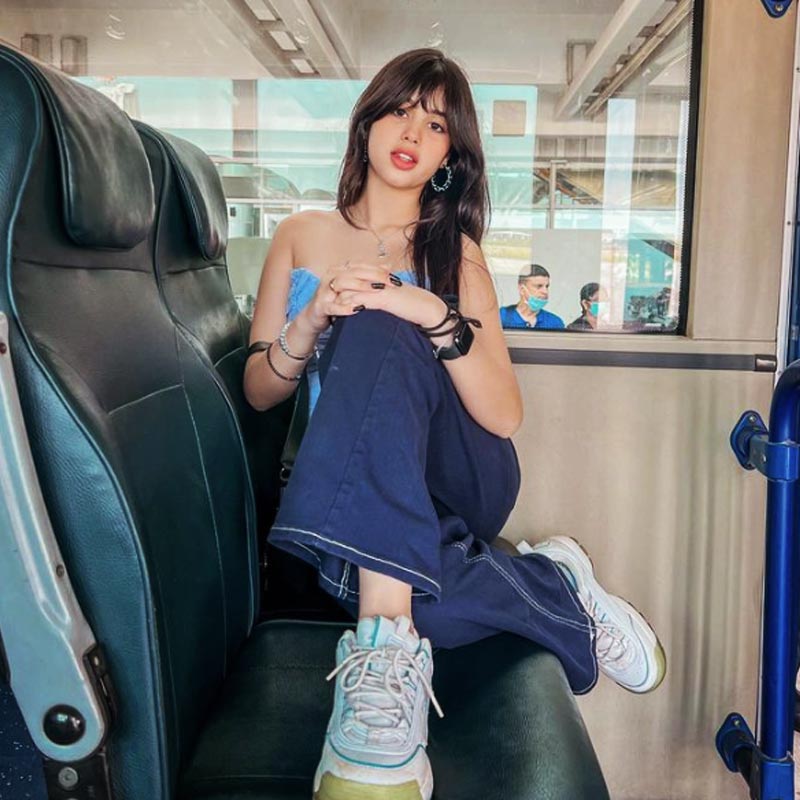 রিভার মা বলেন, ‘‘আমার মেয়ের বয়স এত কম নয়। ও বহু দিন ধরে অভিনয় জগতের সঙ্গে যুক্ত। আমি এত দিন শান্ত ছিলাম। কিন্তু আমাকে সেই মুখ খুলতেই হল। ভুয়ো খবর এত তাড়াতাড়ি ছড়াতে পারে দেখে আমি সত্যিই অবাক হয়েছি। আমি এই ঘটনায় ভীষণ হতাশ।’’