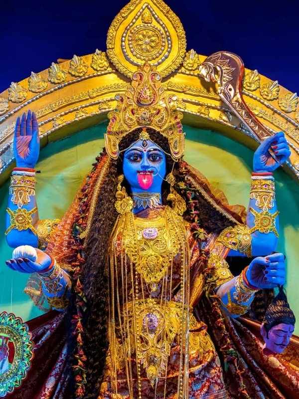 কালিকাপুর যুবগোষ্ঠী: অত্যাধুনিক প্রযুক্তির আধিক্যে হারিয়ে যাচ্ছে শৈশব। নেমে আসছে নানা বিপদ। সেই ভাবনাকেই ফুটিয়ে তোলা হচ্ছে এ বারের থিমে। মনে করা হচ্ছে, শিশুদের জন্যও এক বার্তা উঠে আসবে এই পুজোর পরিকল্পনার হাত ধরে। 