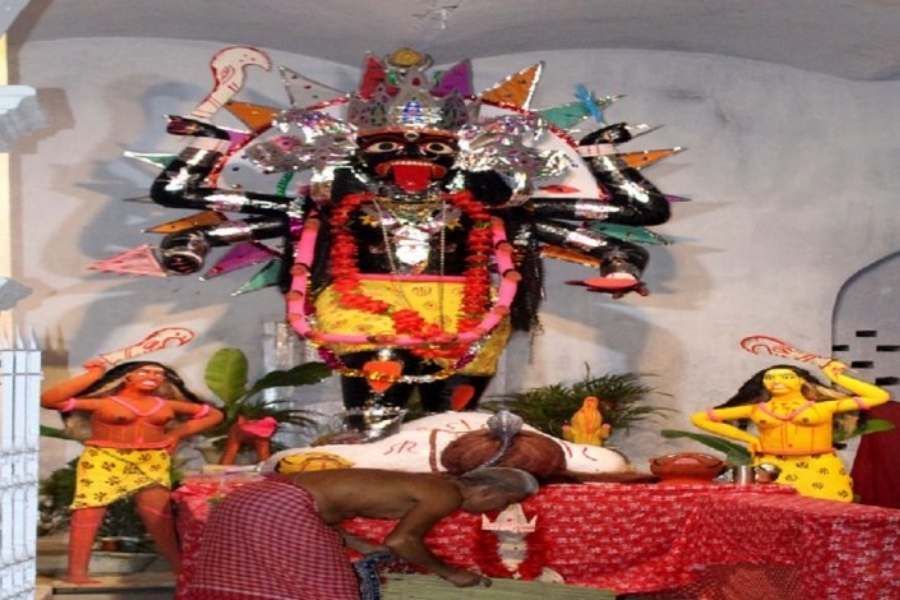 এই পুজোর রীতি, সাধারণ কালী পুজোর থেকে সম্পূর্ণ আলাদা। দেবী মূর্তিরও আলাদা বিশেষত্ব রয়েছে। এখানে দেবী প্রতিমার গায়ের রং কালো। এক হাতে খড়্গ, অন্য হাতে কাটারু। দেবী প্রতিমার দৃষ্টি যে দিকে থাকে, সেই দিকেই মাথা দিয়ে শায়িত থাকেন শিব। তাঁর জটার মধ্যে থাকে পদ্ম। প্রতিমার পাশে একটির বদলে দু’টি শেয়াল থাকে ।
