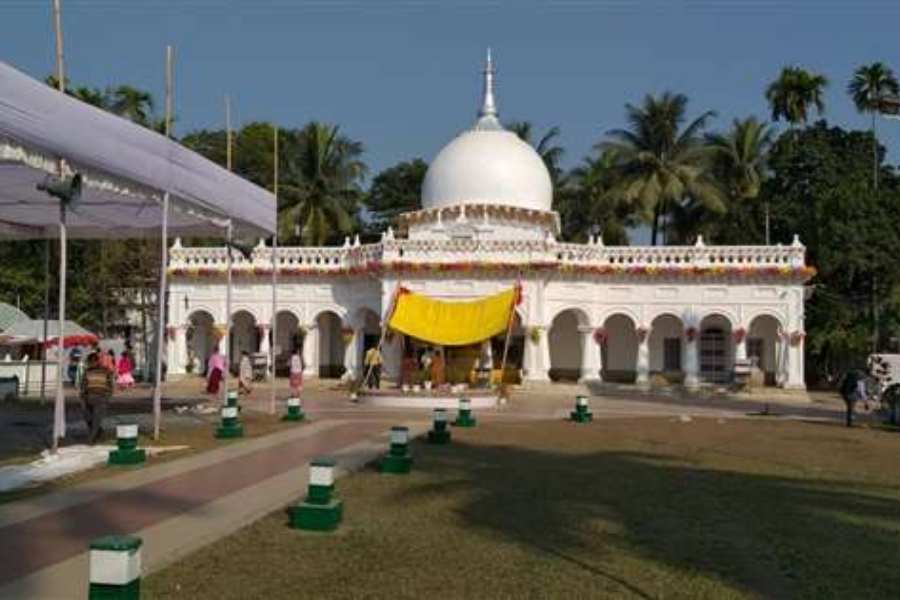 দীপান্বিতা অমাবস্যার রাতে ১০৮টি সোনা ও রুপোর মুণ্ডমালায় সেজে ওঠেন কোচবিহারের রাজপরিবারের ‘বড় তারা’। সঙ্গে থাকে রাজপরিবারের অন্যান্য স্বর্ণালঙ্কারও।