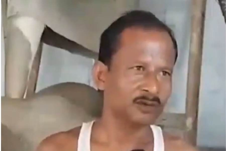 এখানে প্রতিমার হাতে কোনও মুন্ডমালা নেই। তাঁর জায়গায় রয়েছে রক্ত ভর্তি একটি পাত্র। বংশ পরম্পরায় এই মূর্তি তৈরি করে প্রভাত চিত্র করের পরিবার।