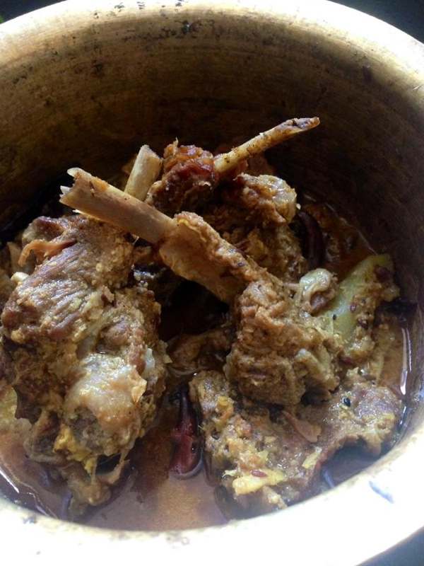 একই সঙ্গে পাঁঠার মাংসের ভোগ নিবেদন করা হয় দেবীকে। থাকে শোল মাছ পোড়াও।