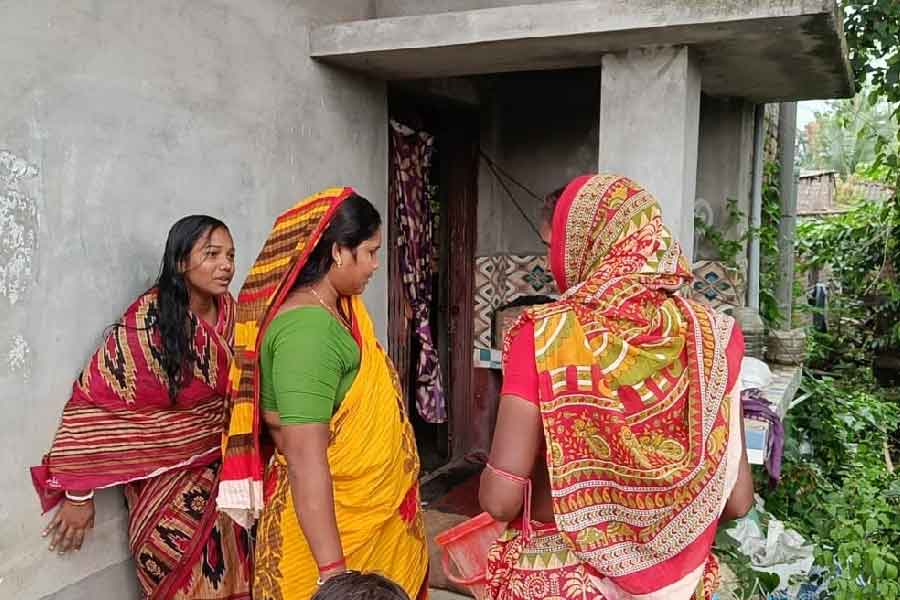 অনন্যা বেরার বাড়িতে আশ্রয়ের খোঁজখবর নিচ্ছেন প্রতিবেশীরা।