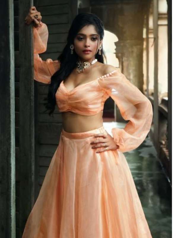 শরীরের সাহসী প্রত্যয়ে মিশে স্নিগ্ধ চাহনি। এ যেন নিজেকে উজাড় করে দেওয়ার পরম আবেশের ক্ষণ।