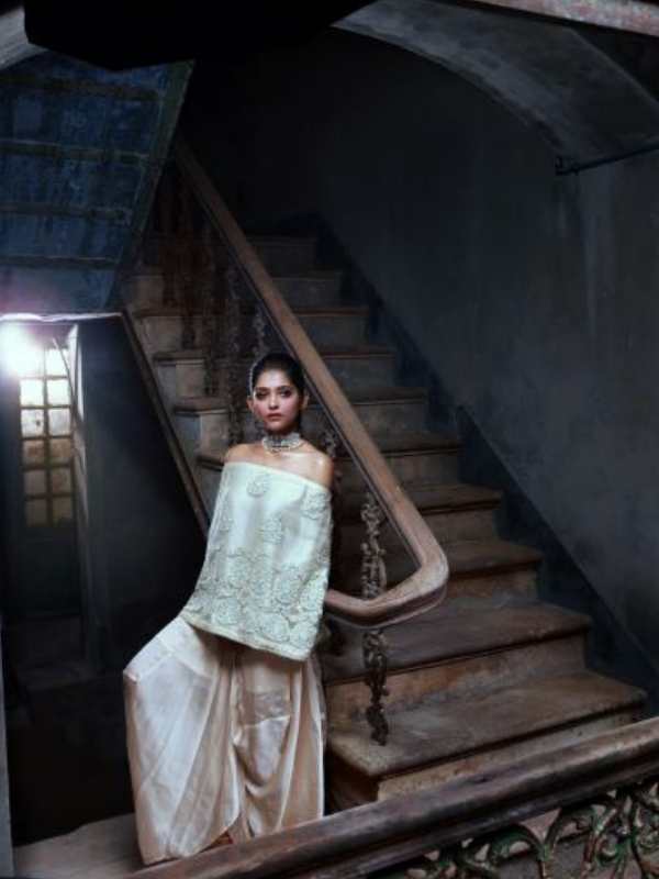 প্যাস্টেল রঙা সিল্ক টপে যৌবনের উচ্ছ্বাস। সঙ্গে সিল্কের ধোতি প্যান্ট।