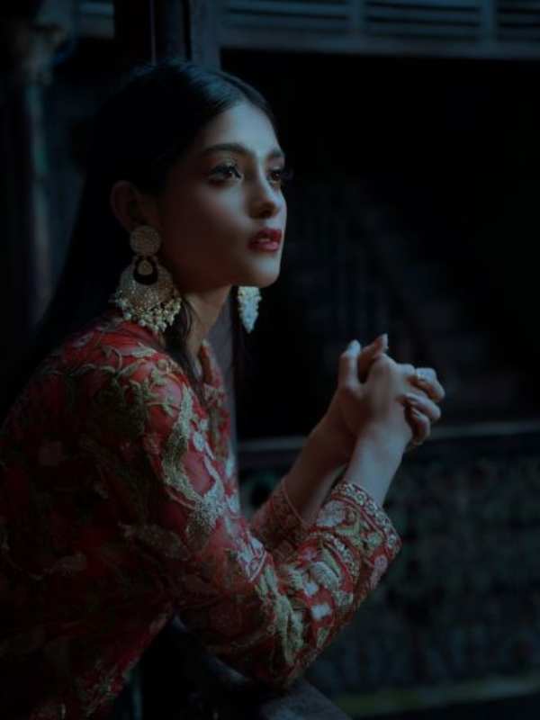 আলোর নরম ছোঁয়ায় তন্ময় অনুষা। দীপাবলিতে বারান্দার এক কোণে যেন কারও অপেক্ষায় আকুল।