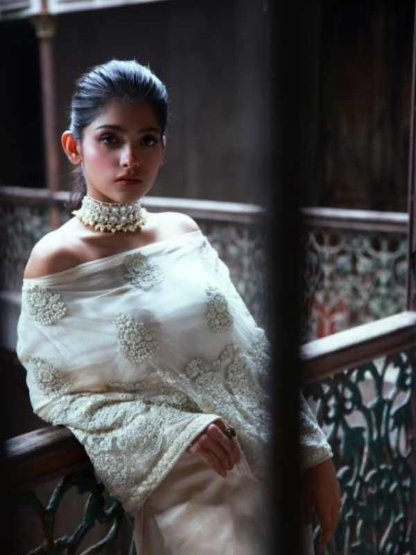 খোলা কাঁধে মোহময়ী অনুষা। শরীর চুঁইয়ে পড়া আবেদনে মন যেন পাগলপারা।