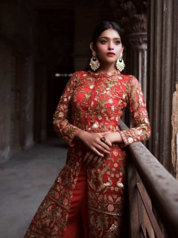 সকালের পছন্দের রঙ যদি হয় স্নিগ্ধ প্যাস্টেল, রাতের সাজ হতেই হবে উজ্জ্বল লাল লাল রঙা লং জ্যাকেটে জারদৌসি কাজ। একই রংয়ের লেয়ারড প্যান্টে আরও ঝলমলিয়ে উঠবেন আলো-মাখা সন্ধ্যায়!