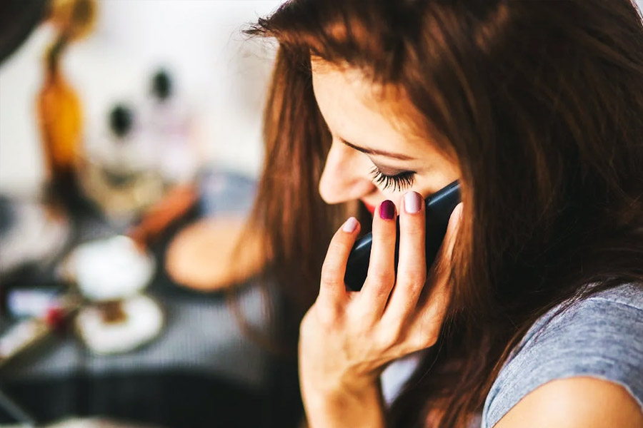 মীনা জানতে পারলেন, দেশদ্রোহী আইনে অভিযোগ দায়ের হয়েছে তাঁর বিরুদ্ধে। দেশের নিরাপত্তা সংক্রান্ত গোপন তথ্য পাচার করার মারাত্মক অভিযোগ তাঁর বিরুদ্ধে। সেনা সংক্রান্ত যে সব কথা তিনি জানিয়েছিলেন ‘প্রেমিকা’কে, সে সবই এখন তাঁর বিপদ হয়ে দাঁড়িয়েছে।