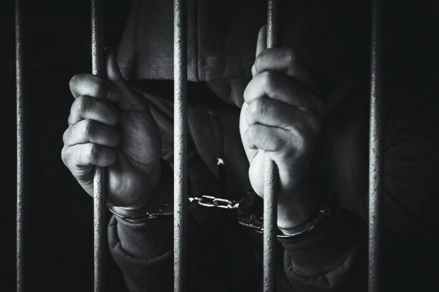 হাজতে তাঁকে এই অভিযোগের গুরুত্বই বোঝানোর চেষ্টা করছিলেন তদন্তকারীরা। কিন্তু মীনা কিছুতেই বিশ্বাস করতে পারছিলেন না তাঁর সঙ্গে সত্যিই পরিচয় গোপন করে প্রতারণা করেছেন তাঁর ‘প্রেমিকা’।