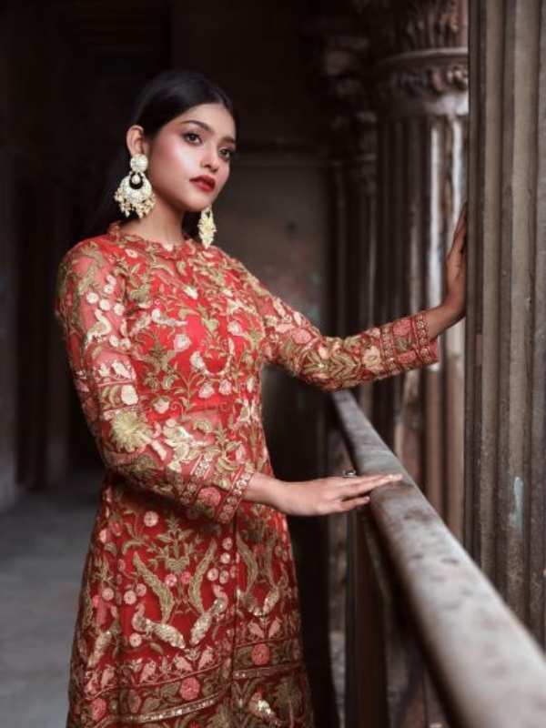 পলাশ রঙে দীপাবলির রাতে অনুষা নিজেই তো হাজার আলোর ঝাড়বাতি! মডেল: অনুষা বিশ্বনাথন ছবি: তথাগত ঘোষ রূপটান: আম্রপালী দত্ত রঞ্জন স্টাইলিং: ফারাক আলিম স্থান: মাটিবাড়ি পরিকল্পনা: সৌরভ ভট্টাচার্য