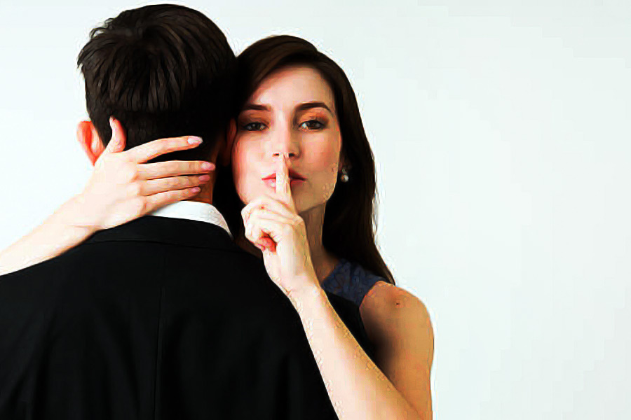 এঁদের অনেকেই সেনাকর্মী। এঁরা প্রত্যেকেই কোনও না কোনও মহিলার সঙ্গে সম্পর্কের প্রলোভনে জড়িয়ে ফাঁদে পা দিয়েছেন। পাক মহিলা গুপ্তচরদের সঙ্গে সম্পর্কে জড়িয়ে দুর্বল মুহূর্তে দিয়ে ফেলেছেন সেনা সংক্রান্ত জরুরি তথ্য। এই গুপ্তচরদের অনেকে পাকিস্তানের ইন্টারসার্ভিস ইন্টেলিজেন্সের সদস্যও ছিলেন।