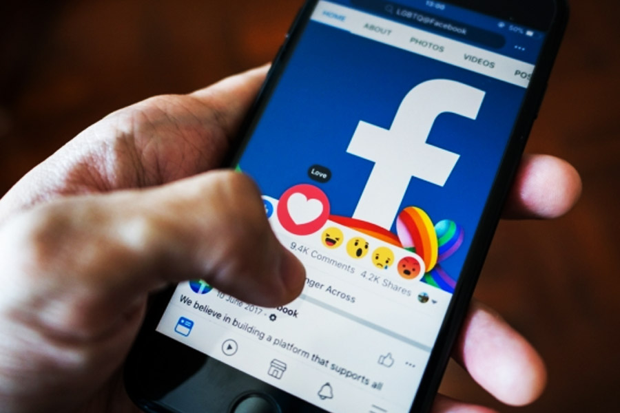 মীনার ক্ষেত্রে ঘটনাটি ঘটে ফেসবুকের মাধ্যমে। অঞ্জলি তিওয়ারি নামে এক তরুণী নিজেকে ভারতীয় সেনাবাহিনীর অফিসার পরিচয় দিয়ে কথাবার্তা শুরু করেন মীনার সঙ্গে।