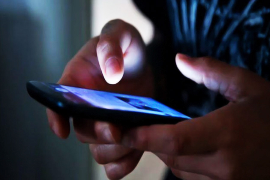 অঞ্জলি জানিয়েছিলেন, তিনি পশ্চিমবঙ্গে কর্মরত। রাজস্থানের বাসিন্দা এবং দিল্লিতে কর্মরত মীনার সঙ্গে ভিডিয়ো কলেও নিয়মিত যোগাযোগ হত তাঁর।