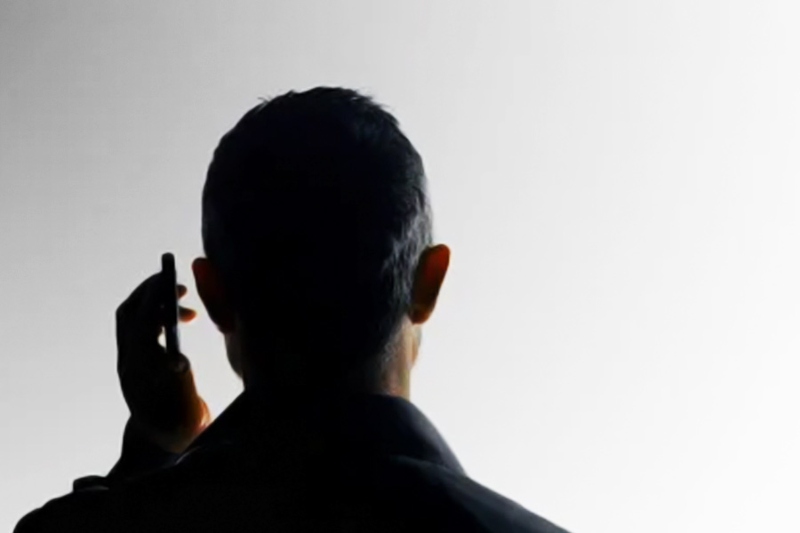 মীনার মতো তিনিও বিশ্বাস করতে চাননি, যাঁর সঙ্গে  ফোনে এবং ভিডিয়ো কলে ঘণ্টার পর ঘণ্টা অন্তরঙ্গ মুহূর্ত যাপন করেছেন, তিনি আসলে গোপন উদ্দেশ্য নিয়ে মিশছিলেন তাঁর সঙ্গে।