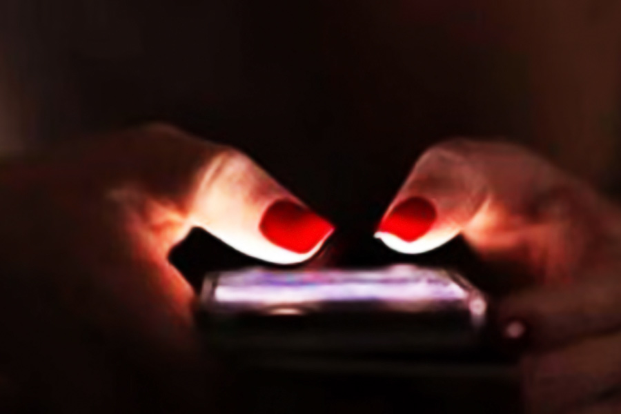 গত মে মাসে প্রদীপের সঙ্গে যোগাযোগ হয় রিয়ার। নিজের পরিচয় দিয়ে রিয়া জানিয়েছিলেন, বেঙ্গালুরুর একটি সেনা হাসপাতালে কর্মরত তিনি। পদাধিকারে লেফটেন্যান্ট কর্নেল।