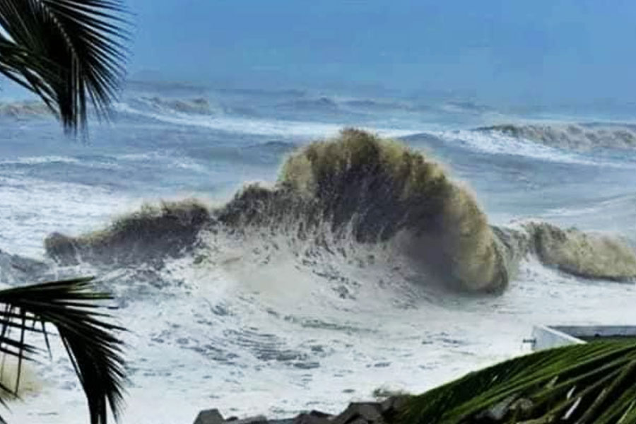 শক্তিশালী ঘূর্ণিঝড় সিত্রাঙের আতঙ্কে থরহরি কম্প বাংলাদেশে। শক্তি বাড়িয়ে ক্রমশ বাংলাদেশ উপকূলের দিকে এগোচ্ছে এই প্রবল ঘূর্ণিঝড়। 
