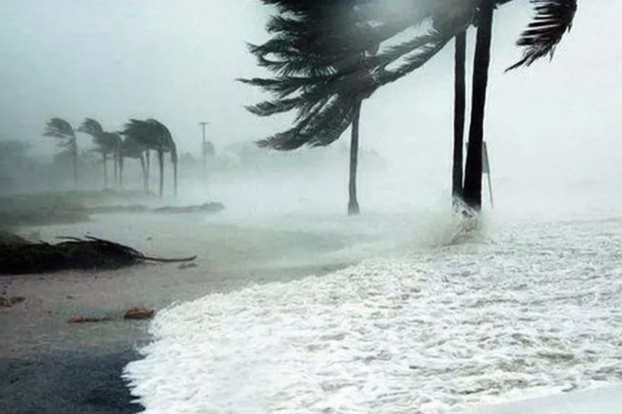 আবহাওয়া দফতর জানিয়েছে, মঙ্গলবার ভোরে বাংলাদেশের বরিশালের কাছে তিনকোনা দ্বীপ ও সন্দ্বীপের মধ্যে দিয়ে অতিক্রম করবে এই সাইক্লোন। 