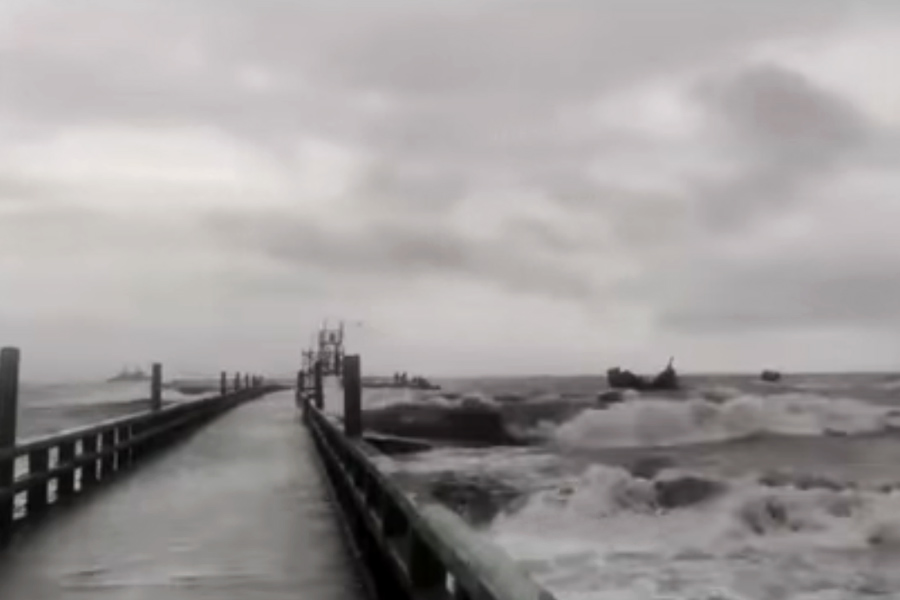  হাওয়া অফিসের তথ্যানুযায়ী, সোমবার বিকেলে বাংলাদেশের বরিশাল থেকে ৩৯০ কিমি দূরে রয়েছে সিত্রাং। 