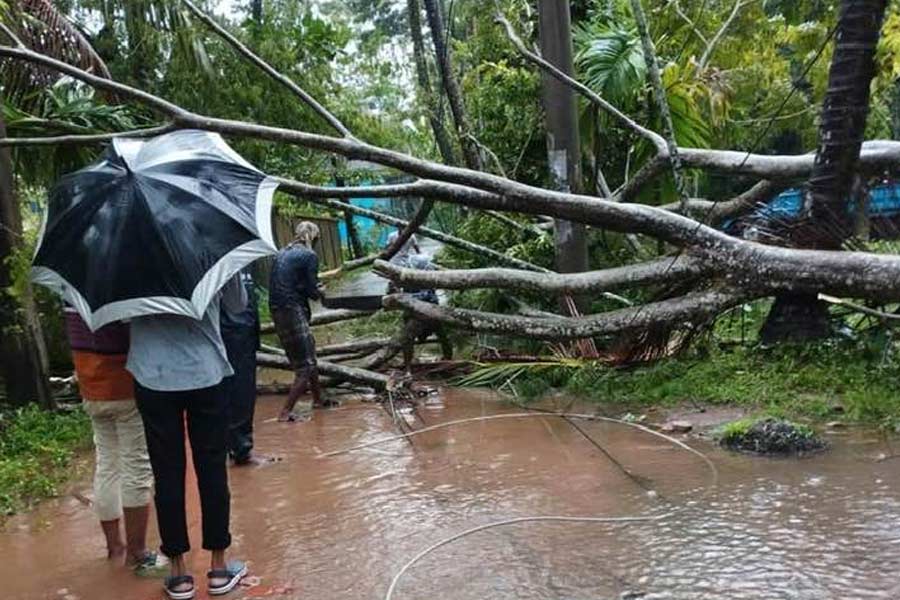  ঘূর্ণিঝড়ের প্রভাবে সোমবার সকাল থেকেই বাংলাদেশের বিভিন্ন এলাকায় ঝড়-বৃষ্টি শুরু হয়েছে। রাজধানী ঢাকাতেও বৃষ্টি হচ্ছে। যার জেরে ভোগান্তিতে পড়েছেন শহরবাসী।