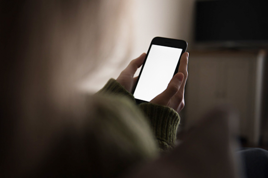 প্রথমে ভিডিয়ো কল ভয়েস চ্যাটের মাধ্যমে যোগাযোগ, তার পর ভালবাসার জালে জড়িয়ে অন্তরঙ্গ মুহূর্ত এবং ধীরে ধীরে নগ্ন ছবির আদানপ্রদান পর্যন্ত গড়াত ঘনিষ্ঠতা।