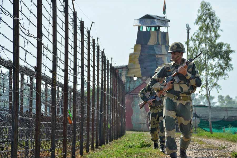 তবে পাক গুপ্তচরেদের এই ফাঁদে পড়ে যদি কোনও গুরুত্বপূর্ণ সেনা তথ্য বেহাত হয়ে যায় সে ক্ষেত্রে দেশের বিপদ বাড়বে বলে ভয় পাচ্ছেন তাঁরা।