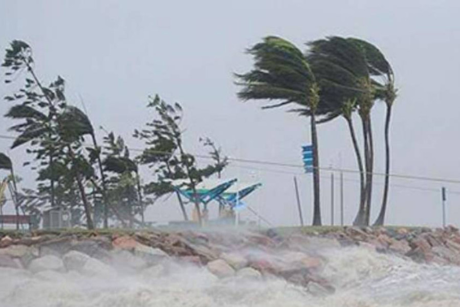 মৎস্যজীবীদের সমুদ্রে যেতে নিষেধ করা হয়েছে। বাসিন্দাদের নিরাপদ স্থানে সরানোর পরামর্শ দেওয়া হয়েছে। 