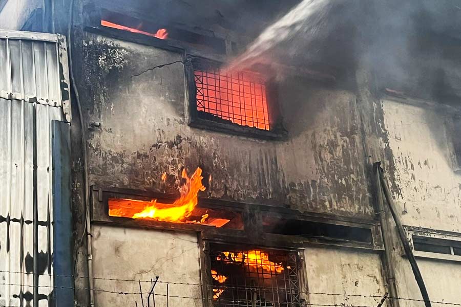 আগুন আয়ত্তে আনার চেষ্টা।